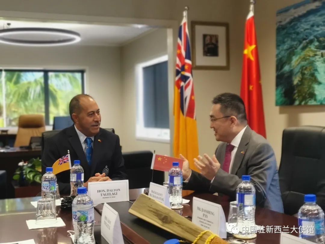 王小龙大使拜会纽埃总理塔格拉吉