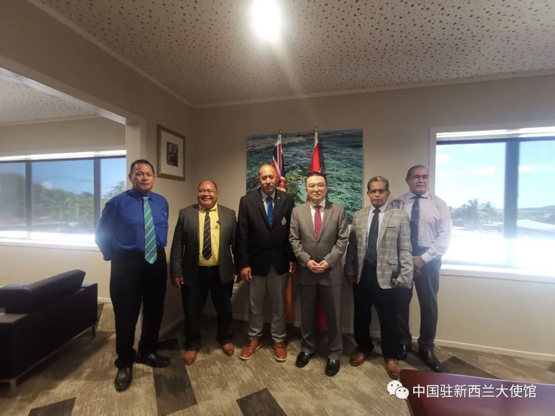 王小龙大使与纽埃总理塔格拉吉及政府主要官员合影