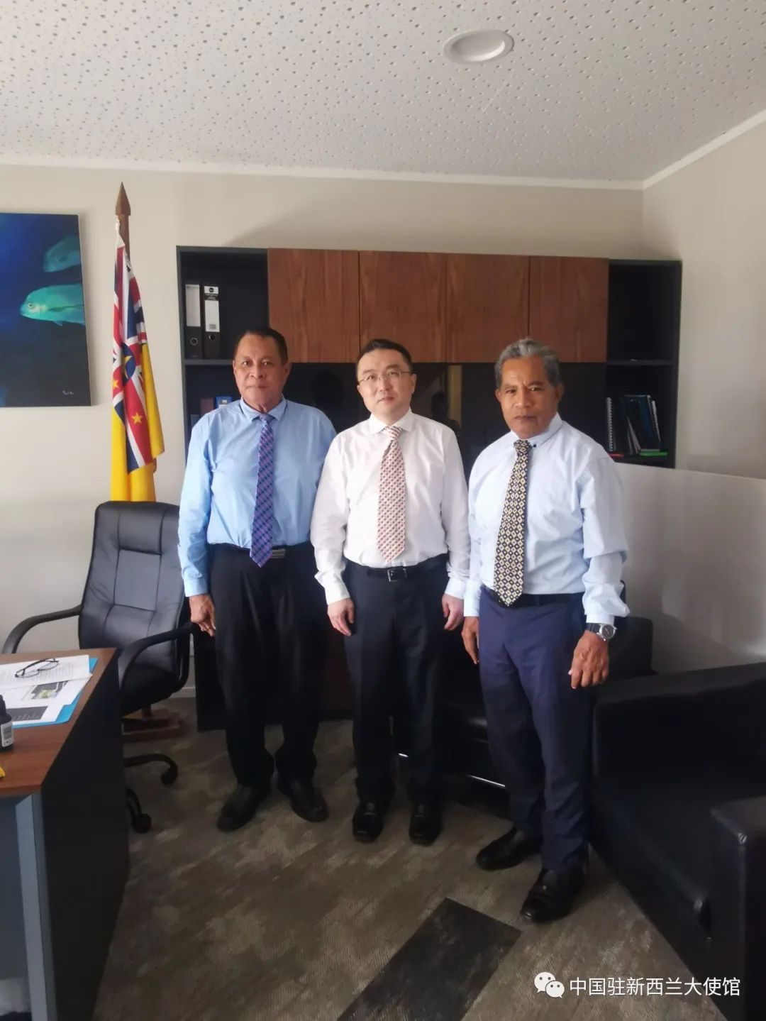 王小龙大使拜会纽埃财政兼基础设施部长塔图伊