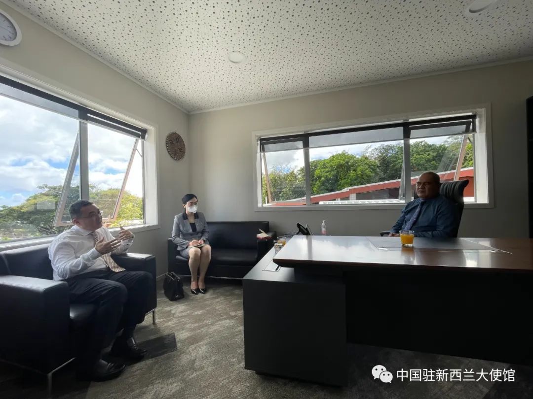 王小龙大使拜会纽埃社会服务部长汤阿图勒