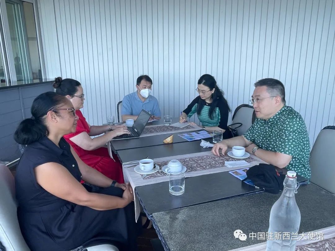 王小龙大使拜会纽埃政府秘书长塔拉吉