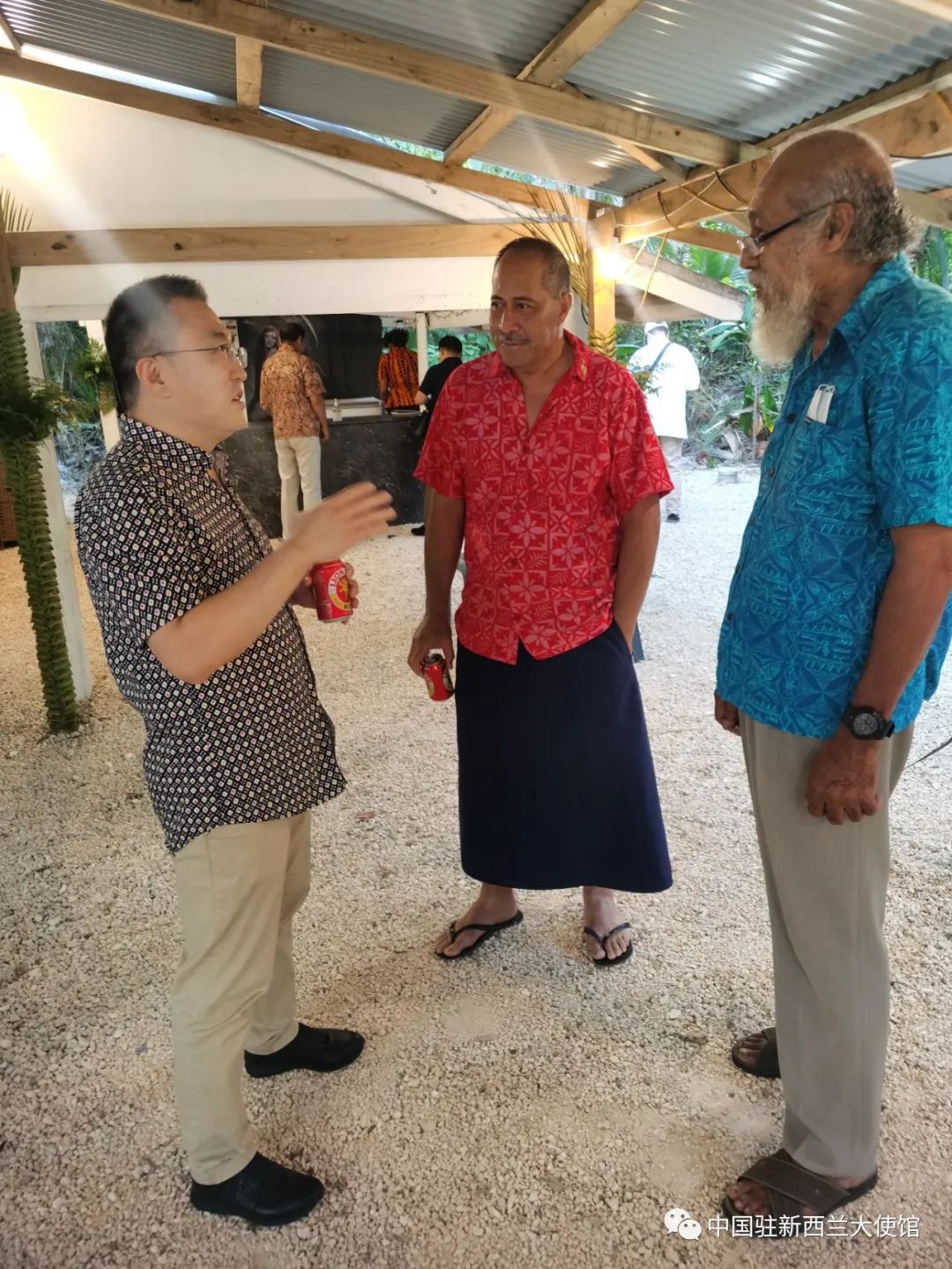 王小龙大使应邀出席塔格拉吉总理举办的当地传统晚宴